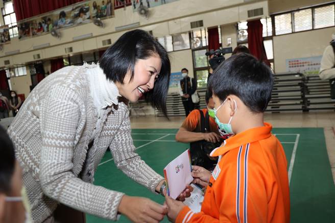 南投县长许淑华，代表刘秀忍纪念慈母公益基金会颁发助学金。（南投县政府提供／廖志晃南投传真）
