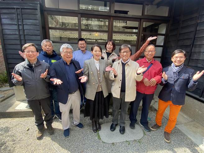 新竹市长高虹安（左三）21日参加「2023打开新竹」筹备会，与民进党行政院顾问暨打开新竹创办人郑宏辉（右三）共同讨论城市行销。（陈育贤摄）