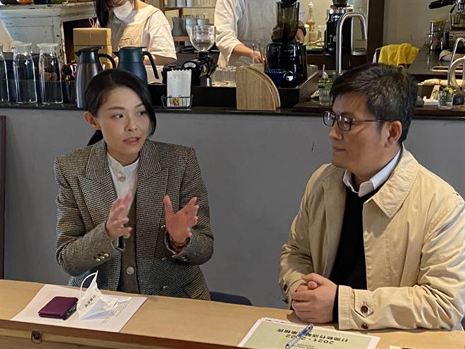 新竹市长高虹安（左）21日参加「2023打开新竹」筹备会，与民进党行政院顾问暨打开新竹创办人郑宏辉（右）共同讨论城市行销。（陈育贤摄）