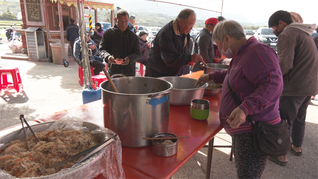 为感谢土地公帮助，逾百年以上的歷史台东县池上乡福德宫今天特别准备了400斤的猪脚及无限量的麵线，让信眾一起为土地公祝寿。（蔡旻妤摄）