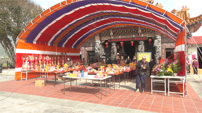 为感谢土地公帮助，逾百年以上的歷史台东县池上乡福德宫今天特别准备了400斤的猪脚及无限量的麵线，让信眾一起为土地公祝寿。（蔡旻妤摄）