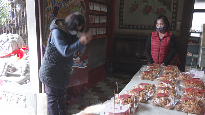 为感谢土地公帮助，逾百年以上的歷史台东县池上乡福德宫今天特别准备了400斤的猪脚及无限量的麵线，让信眾一起为土地公祝寿。（蔡旻妤摄）