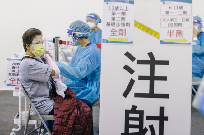 新冠疫苗政策拍板，罗一钧21日表示，未来将一年打一剂，高风险族群打2剂。（示意图／郭吉铨摄）