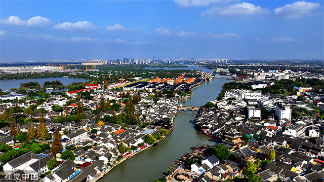 2035年长三角示范区蓝绿空间占比不低于66％。图为朱家角古镇。（人民视觉资料照）
