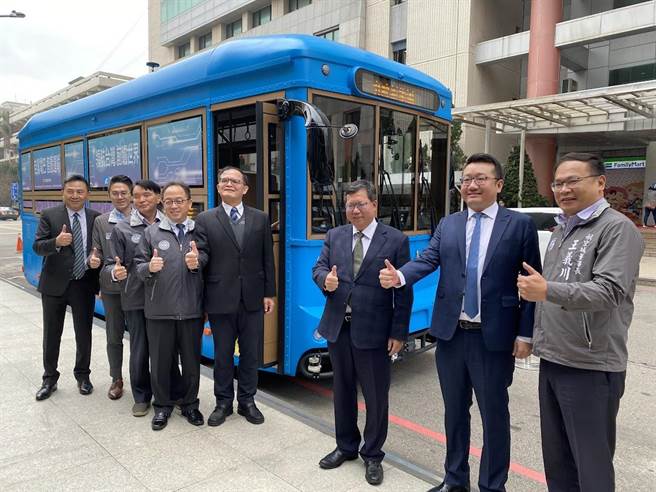 连恒(右二)和郑文灿并肩合照。(蔡依珍摄)