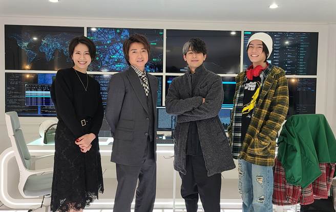 松下奈绪（左起）、藤原龙也、妻夫木聪、日向亘在剧中共组最强「暗黑医疗团队」。（摘自官方推特）