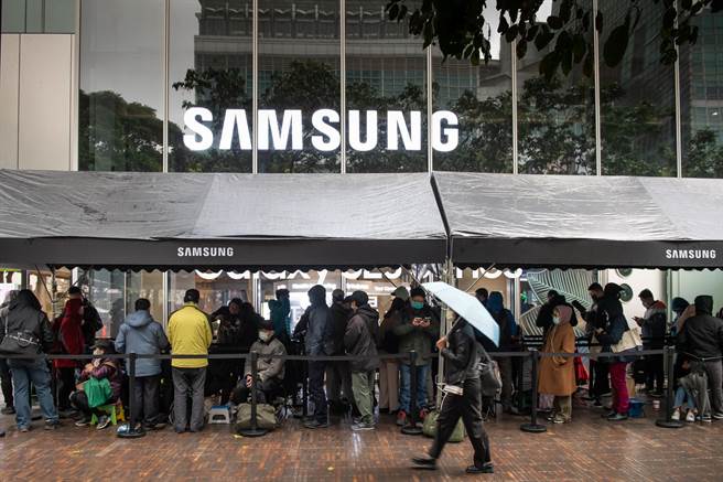 三星Galaxy S23旗舰系列预购开红盘，取货首日就涌现一票粉丝排队。（三星提供）