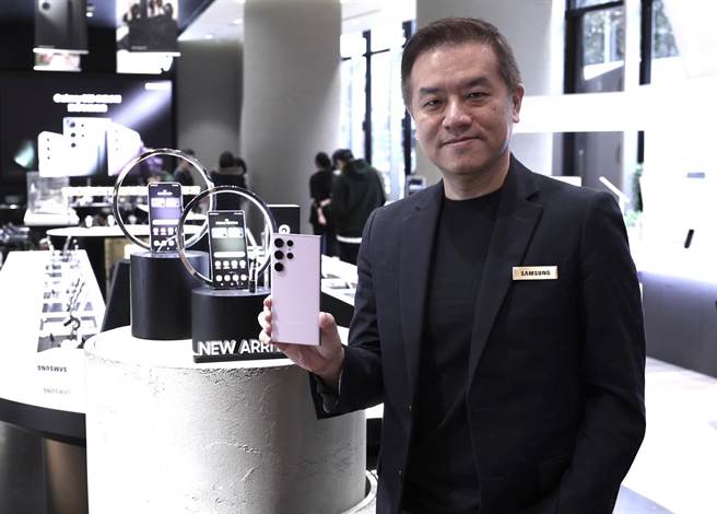 台湾三星电子行动通讯事业部总经理陈启蒙表示，三星乐观看待Galaxy S23旗舰系列后续销售动能，目标是较前代成长20％。（陈俊吉摄）