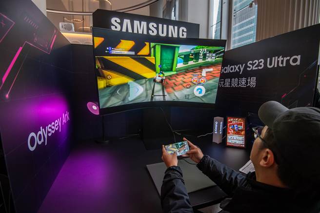 台湾三星于微风南山旗舰体验馆打造游乐区，其中「玩星竞速场」以Galaxy S23 Ultra提供流畅不卡顿的游戏体验。（三星提供）