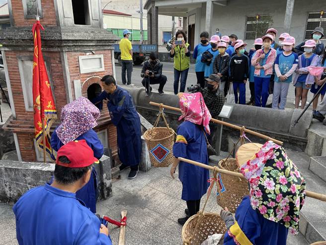 美浓传统习俗2023送圣蹟文化节今天在广善堂及美浓旧桥盛大举办「送圣蹟字纸祭」仪式，活动遵循古礼进行祭拜与请神仪式，区长锺炳光及高雄市客委会主委杨瑞霞等代表，将字纸灰以竹勺舀起，透过竹道引流的方式流入溪水中，上达天听，庇佑美浓子弟学业进步，让2023美浓送圣蹟文化节活动圆满结束。(美浓区公所提供／林雅惠传真)