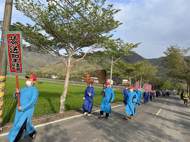 美浓传统习俗2023送圣蹟文化节今天在广善堂及美浓旧桥盛大举办「送圣蹟字纸祭」仪式，活动遵循古礼进行祭拜与请神仪式，区长锺炳光及高雄市客委会主委杨瑞霞等代表，将字纸灰以竹勺舀起，透过竹道引流的方式流入溪水中，上达天听，庇佑美浓子弟学业进步，让2023美浓送圣蹟文化节活动圆满结束。(美浓区公所提供／林雅惠传真)
