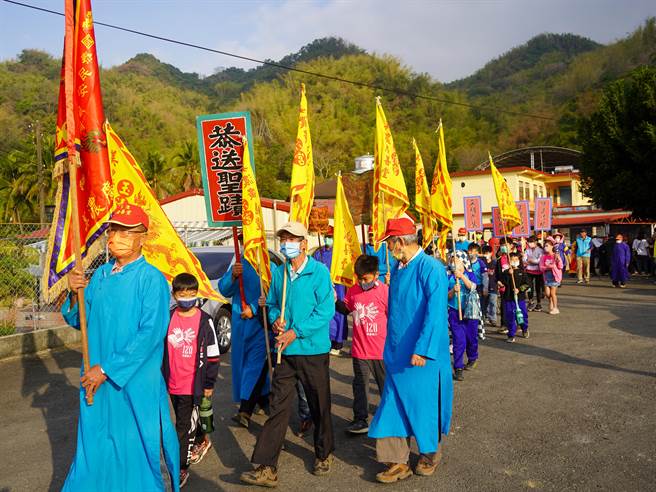 美浓传统习俗2023送圣蹟文化节今天在广善堂及美浓旧桥盛大举办「送圣蹟字纸祭」仪式，活动遵循古礼进行祭拜与请神仪式，区长锺炳光及高雄市客委会主委杨瑞霞等代表，将字纸灰以竹勺舀起，透过竹道引流的方式流入溪水中，上达天听，庇佑美浓子弟学业进步，让2023美浓送圣蹟文化节活动圆满结束。(美浓区公所提供／林雅惠传真)