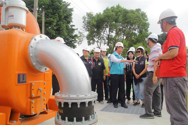 嘉义县长翁章梁以往视察民雄乡水资源回收中心运转情形。（嘉义县政府提供／廖素慧嘉义传真）