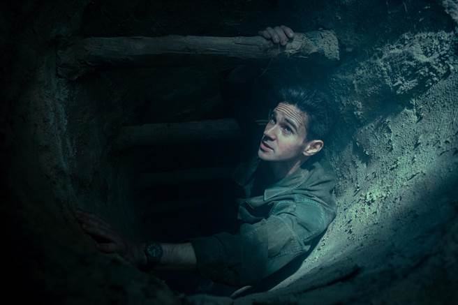 康纳保罗在狭小封闭的空间拍摄。（采昌提供）