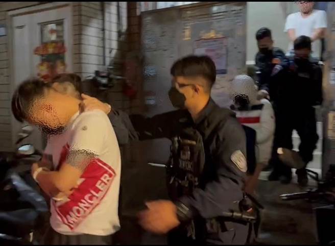 警方前后进行2波扫荡，逮补邱男和车手、机房成员共6人移送法办。（警方提供）