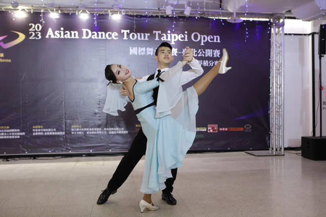 陈柏澄（后）与黄子盈（前）华尔滋表演。（中华民国国际运动舞蹈发展协会提供）