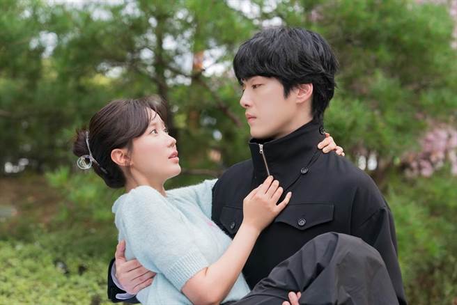 金正贤与林秀香上演死神与医生的奇幻罗曼史。（MyVideo提供）