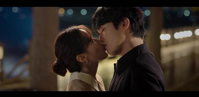 金正贤霸气热吻「封口」林秀香。（翻摄自MyVideo）