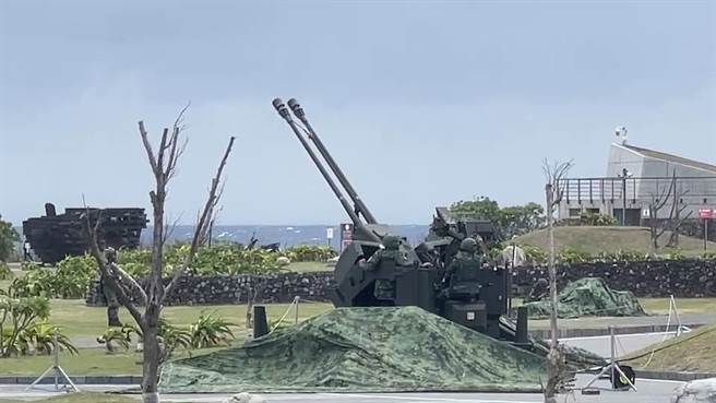 台东海线知名风景区加路兰今天出现国军防空武器装备，军方回应例行防空演练。（蔡旻妤摄）