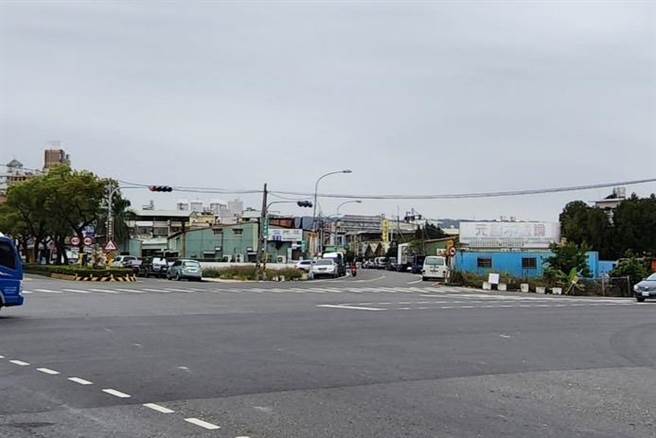 荣兴摊商得依程序提出「设置摊贩集中区」申请，通过审核才能整地。（民眾提供／杨静茹南投传真）