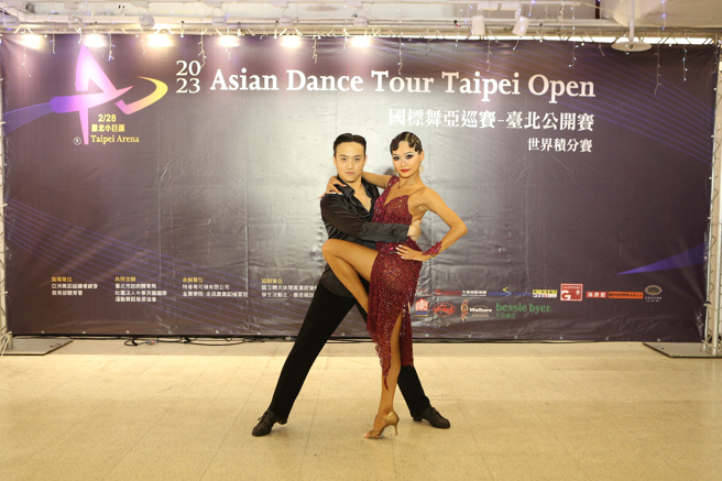 陈杨奕（左）、高圣妏（右）展现恰恰舞姿。（中华民国国际运动舞蹈发展协会提供）