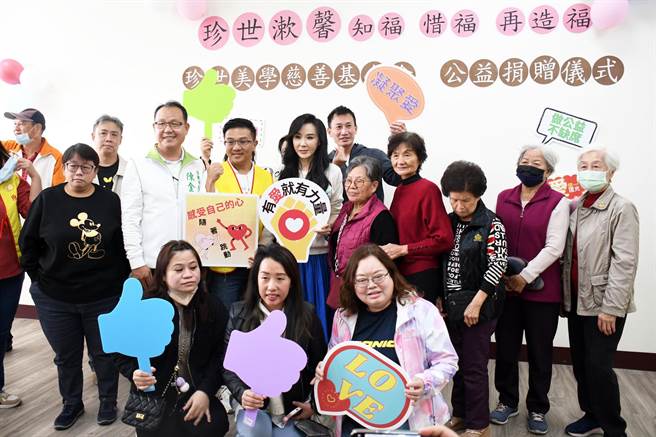 凍齡女神蕭薔今天到台東做公益，捐款幫助偏鄉弱勢孩童。（莊哲權攝）