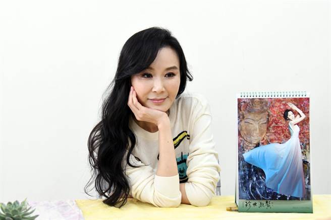 凍齡女神蕭薔今天到台東做公益，捐款幫助偏鄉弱勢孩童。（莊哲權攝）