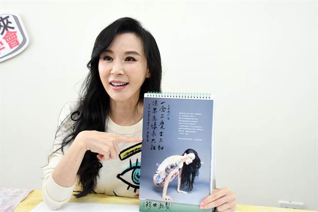 凍齡女神蕭薔今天到台東做公益，捐款幫助偏鄉弱勢孩童。（莊哲權攝）