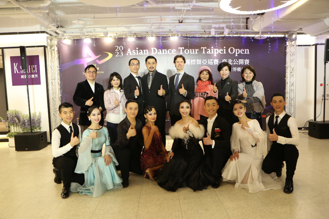 2023国标舞亚巡赛赛前记者会，后排左3起为环球扶轮社创社社长刘汉仲、台北市体育局局长王泓翔、世界舞蹈组织总会会长布兹卡斯。（中华民国国际运动舞蹈发展协会提供）