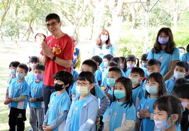 二月二伯公生，六堆客家文化园区邀学童体验祭祀古礼。(林和生摄)
