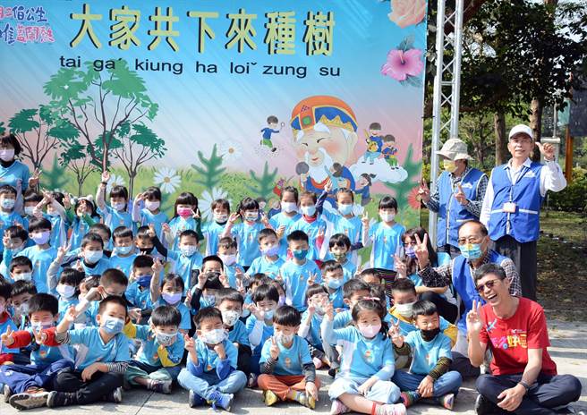 二月二伯公生，六堆客家文化园区邀学童体验祭祀古礼。(林和生摄)