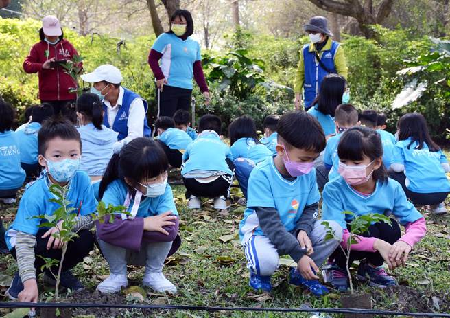 二月二伯公生，六堆客家文化园区邀学童在园区内植树。(林和生摄)