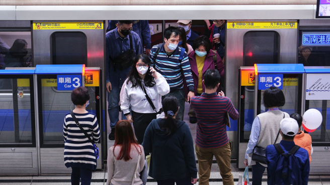 一名男子搭北捷时看见一名日本籍女乘客面容姣好且身穿短裙，竟心生歹念偷拍。图为北捷。(示意图/本报资料照)

