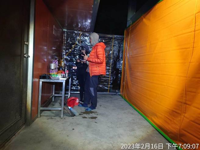 排云山庄外侧楼梯下方设置煮水区，加装防风雨帘幕。（玉管处提供／廖志晃南投传真）