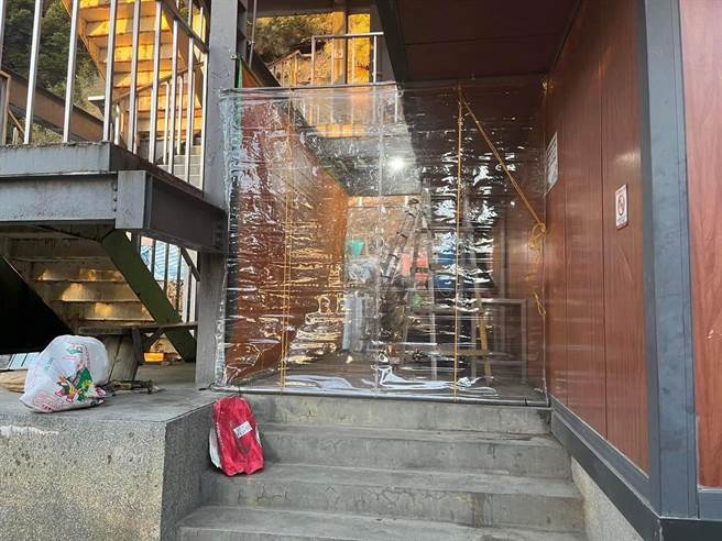 排云山庄外侧楼梯下方设置煮水区，加装防风雨帘幕。（玉管处提供／廖志晃南投传真）
