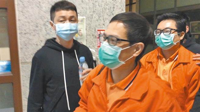 嘉义富商萧世耀（前者）案发后被交保。（资料照）