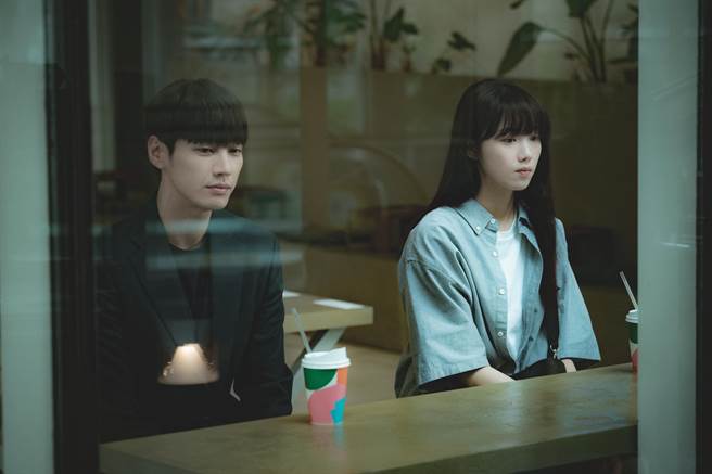 李圣经在剧中和金英光上演一场復仇虐恋。（Disney＋ 提供）