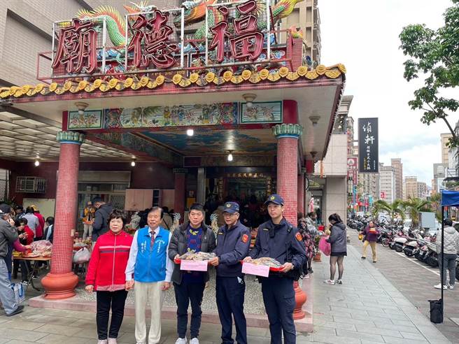 今(21)日正是农历二月初二，同时也是福德正神土地公诞辰，不少信徒前往祝寿，芦洲福德庙主委杨灿煌与新北市政顾问、芦洲义警中队长杨宗翰，在芦洲福德庙举办祭祀典礼及捐血活动。(黄敬文翻摄)