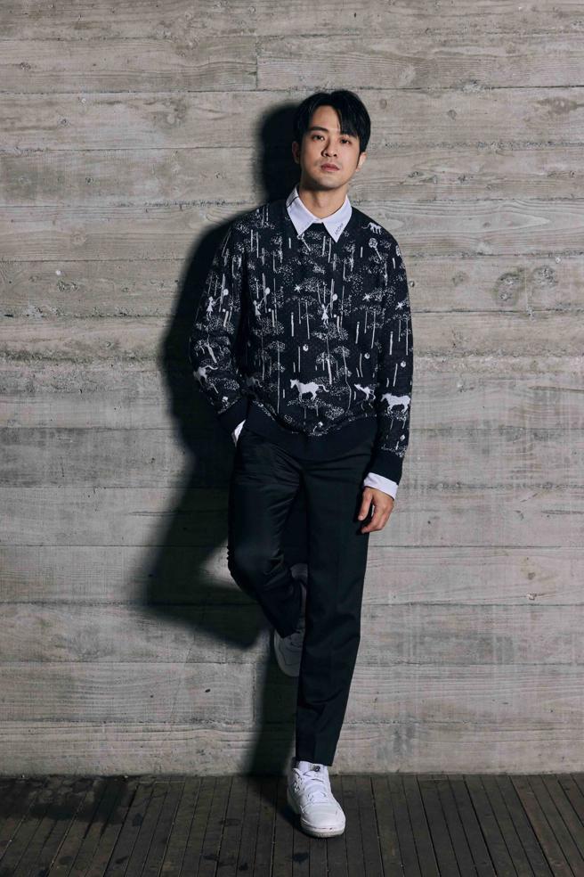 顏毓麟于APUJAN 2023秋冬系列时装影像秀中，扮演搜寻者找寻怪盗。（ APUJAN提供）