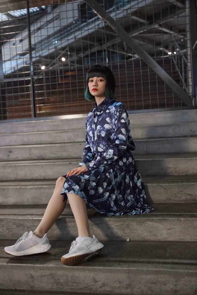 姚爱寗与顏毓麟一同于APUJAN 2023秋冬系列时装影像秀中搜捕大元。（ APUJAN提供）