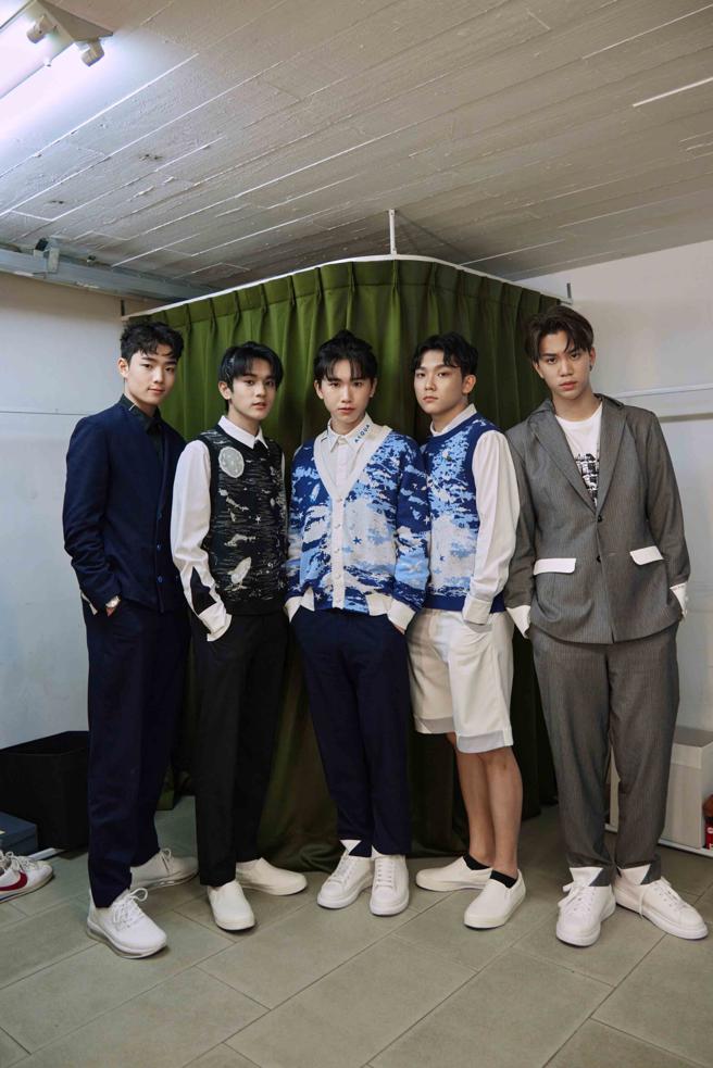 AcQUA源少年为APUJAN 2023秋冬系列时装影像秀走秀。（ APUJAN提供）