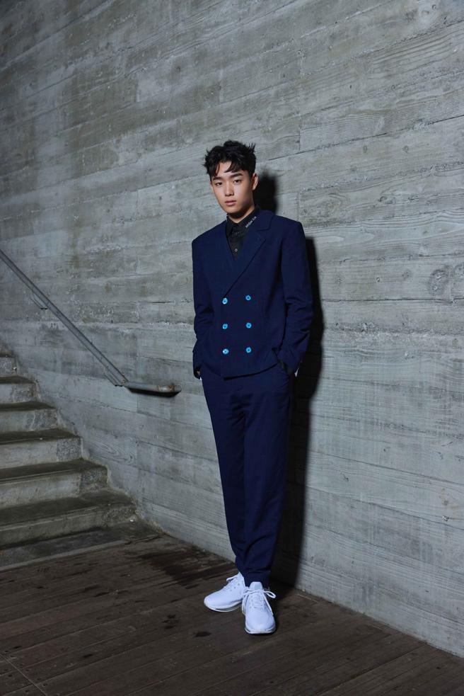 AcQUA源少年须弘道为APUJAN 2023秋冬系列时装影像秀走秀。（ APUJAN提供）