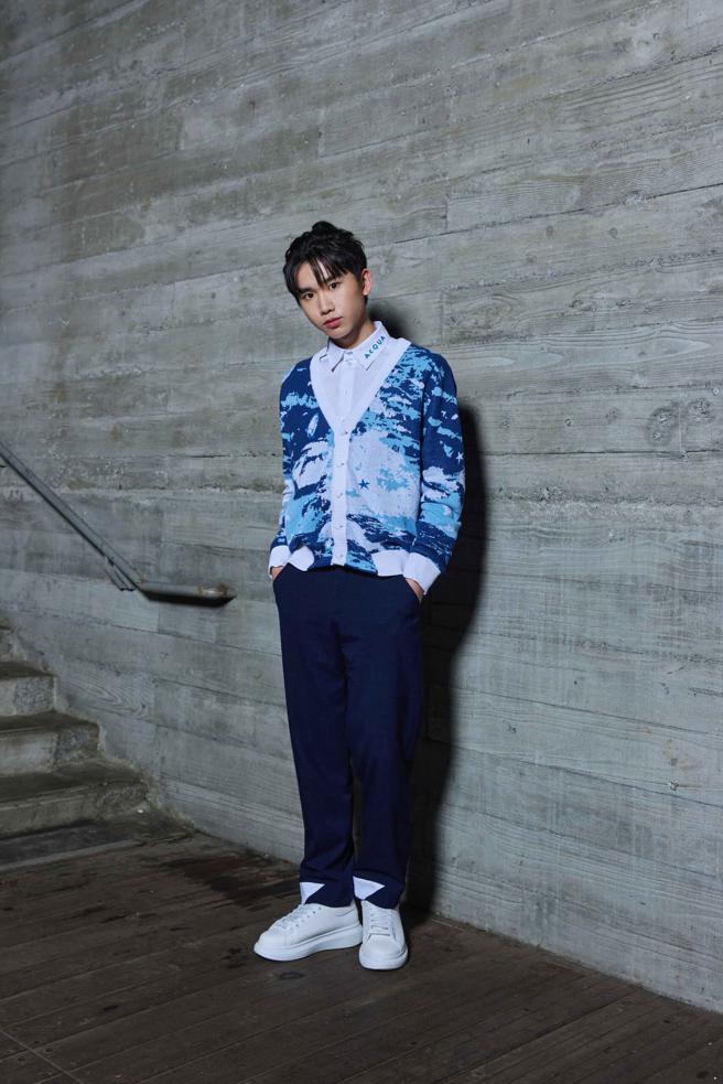 AcQUA源少年黄莑茗为APUJAN 2023秋冬系列时装影像秀走秀。（ APUJAN提供）