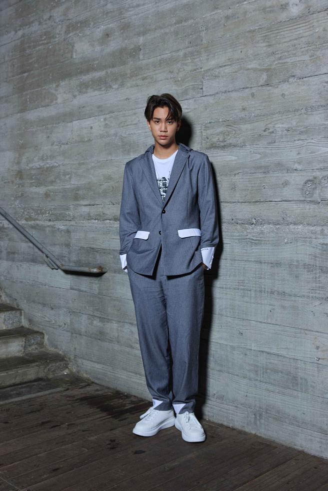 AcQUA源少年李秉谕（贡丸）为APUJAN 2023秋冬系列时装影像秀走秀。（ APUJAN提供）
