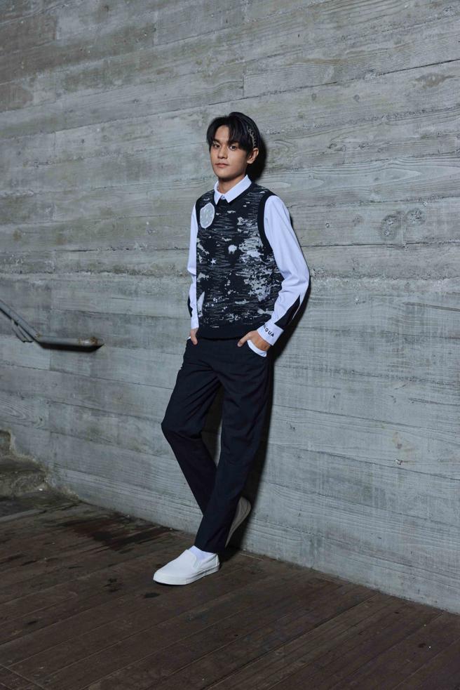 AcQUA源少年卢佾旸为APUJAN 2023秋冬系列时装影像秀走秀。（ APUJAN提供）