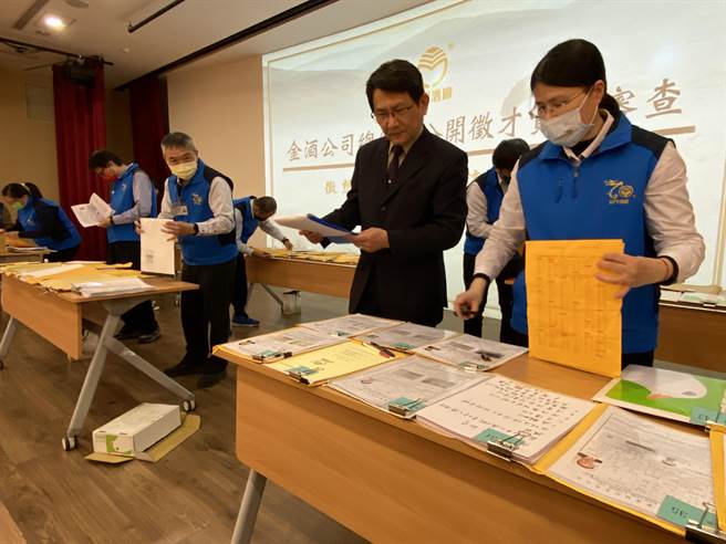 因报名人数眾多，加上每个报名者所附资料相当多，审查相当耗时。(于家麒摄)