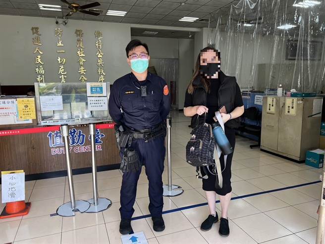 第四分局大墩派出所员警用流利的英文与英国籍女子沟通，顺利将包包交还给她。（第四分局提供／张亦惠台中传真）