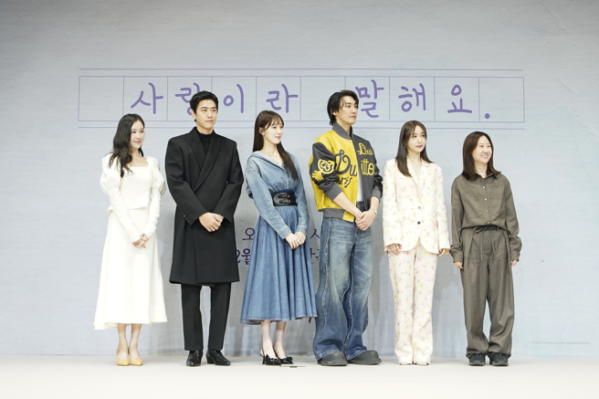 金叡园（左起）、盛骏、李圣经、金英光、安喜延和导演李光英出席记者会。（Disney＋提供）