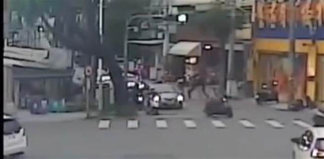 花蓮1名22歲黃姓男子疑在外與人結怨，日前走在市區竟被4名男子當街攔截，企圖強押上車。（花蓮警分局提供／羅亦晽花蓮傳真）