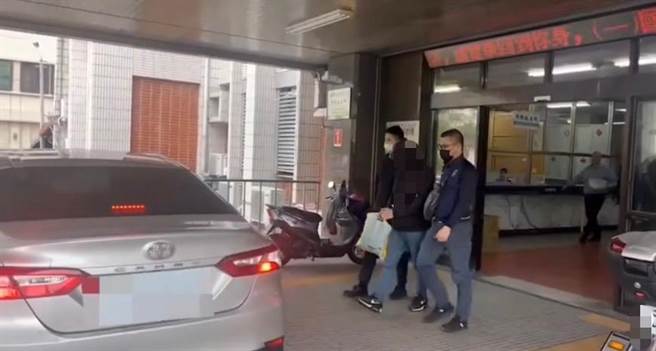 花蓮1名22歲黃姓男子疑在外與人結怨，日前走在市區竟被4名男子當街攔截，企圖強押上車，其中一名擄人的覃姓男子已被警方追緝到案。（花蓮警分局提供／羅亦晽花蓮傳真）